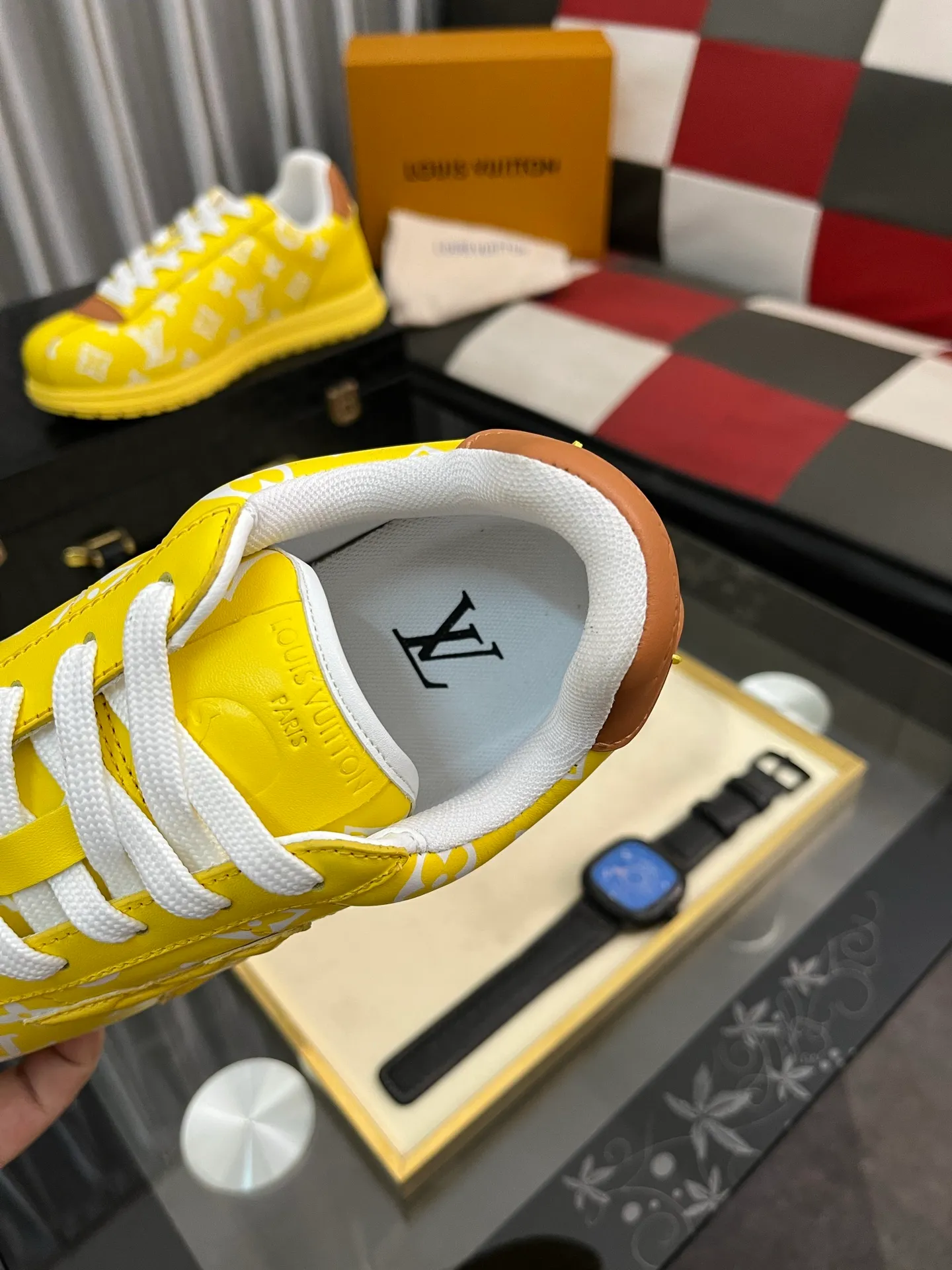 Men's shoes 💰700⌚️⌚️LV TARINE Louis Vuitton x Tyler joint model Donkey brand L family embossed couple style casual sneakers skate shoes original purchase and development This LV Trainer sneaker comes from the Louis Vuitton and Tyler collaboration series. The Monogram pattern and brand logo are transformed into nubuck calf leather embossing and side decoration respectively, witnessing the artist's creative interpretation of classic elements. The deep tones accentuate the complex upper, which requires hours of craftsmanship to complete. Exquisitely packaged at the delivery counter🛍📦 ▪️Fabrics: Original customized first-layer cowhide ▪️Inner lining: Original customized breathable mesh ▪️Outsole: Original open-molded two-color TPU combination outsole ▪️Sole thickness: 3CM ▪️Size: Women's 35-40 / Men's 38-46